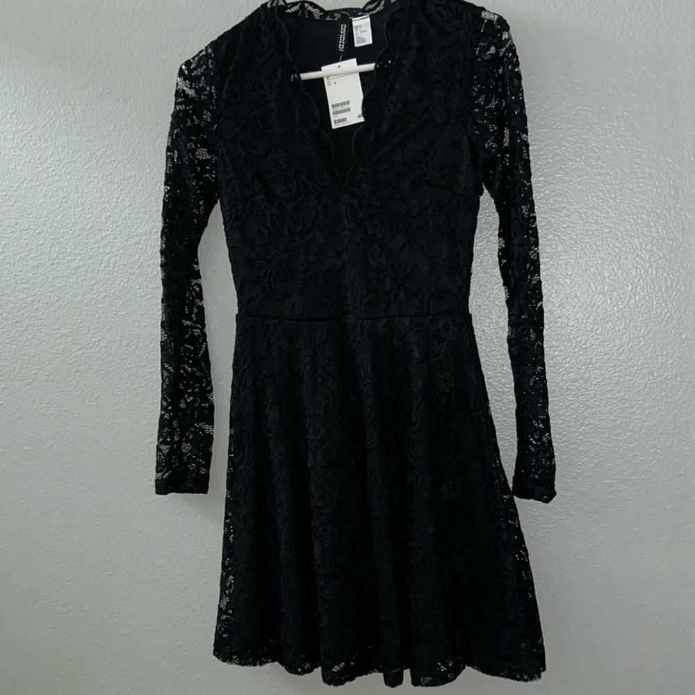 H & M Divided black lace lined dress NWT scalloped v neck lace sleeves size 4